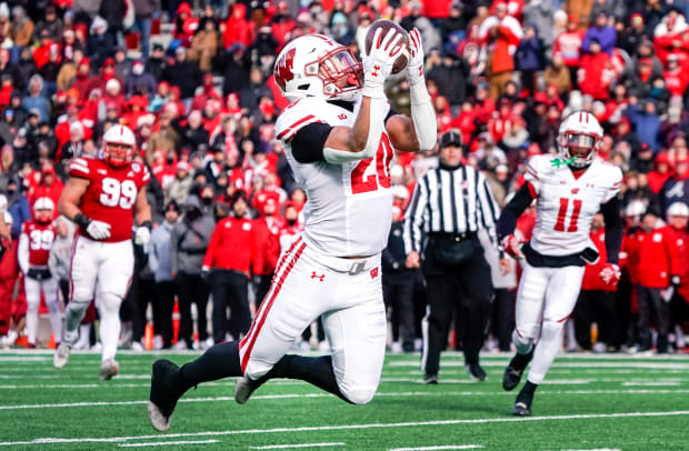 Isaac Guerendo catch 2022 Nebraska Wisconsin football 4Q USATSI_19465107